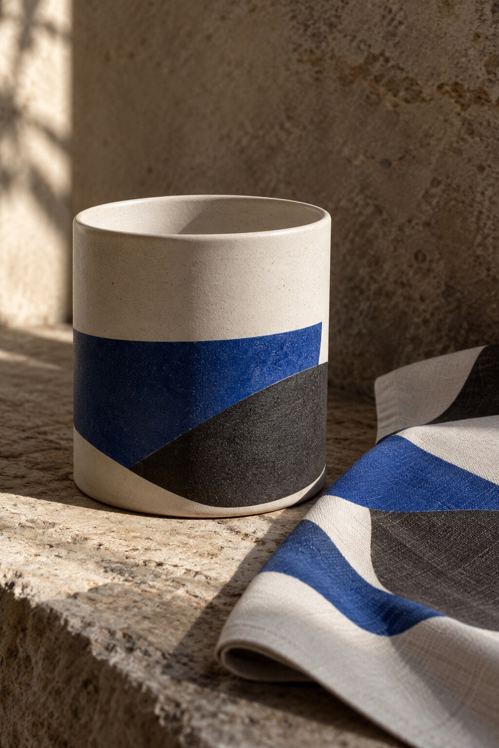 Ceramic object carrying a restrained identity band